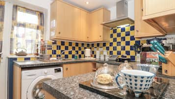 Cottage | Private kitchen | Fridge, microwave, stovetop, cookware/dishes/utensils