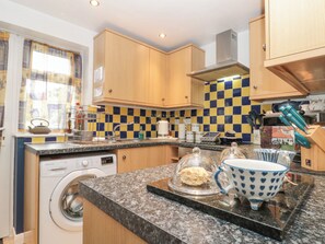 Cottage | Private kitchen | Fridge, microwave, stovetop, cookware/dishes/utensils