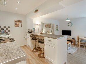 Cottage | Private kitchen | Microwave, stovetop, electric kettle, toaster - Seaside (Ventnor)