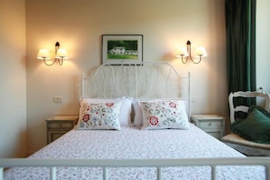 Habitación doble, 1 cama Queen size | Cortinas blackout, tabla de planchar con plancha y wifi gratis 