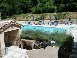 Una piscina al aire libre de temporada