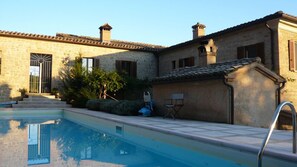 Una piscina al aire libre de temporada