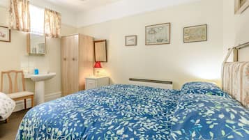 Cottage | 2 bedrooms, individually decorated, individually furnished, bed sheets