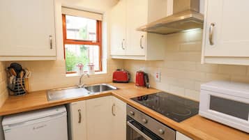 Cottage | Private kitchen | Fridge, microwave, stovetop, electric kettle