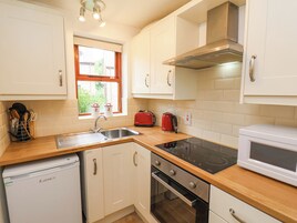 Cottage | Private kitchen | Fridge, microwave, stovetop, electric kettle