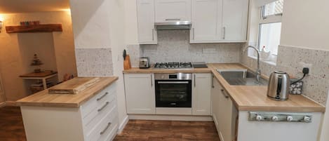 Cottage | Dapur pribadi | Microwave, kompor, dan mesin pencuci piring