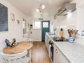 Mökki | Yksityinen keittiö | Keittoastiat/astiat/ruokailuvälineet