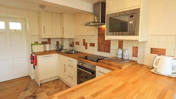 Casa de campo | Cozinha privada | Micro-ondas, cooktop, lava-louças, talheres/pratos/utensílios de cozinha
