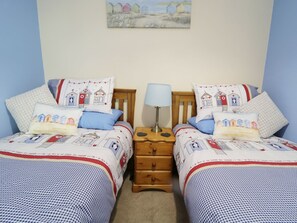 2 bedrooms, individually decorated, individually furnished, free WiFi - 60 Hyfrydle Road (Caernarfon)
