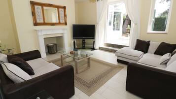 Cottage | Living area | TV