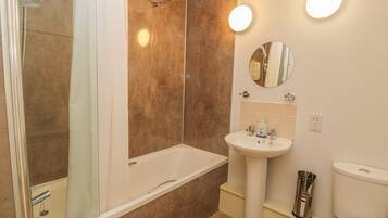 Ferienhaus | Badezimmer | Dusche, Haartrockner