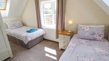 Cottage | 2 bedrooms, individually decorated, individually furnished, free WiFi