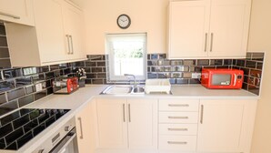 Cottage | Bếp riêng | Ghế cao cho trẻ em, dụng cụ nấu nướng/bát dĩa/dao nĩa 