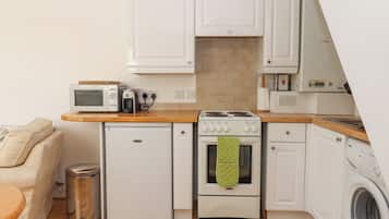 Cottage | Private kitchen | Fridge, microwave, stovetop, cookware/dishes/utensils