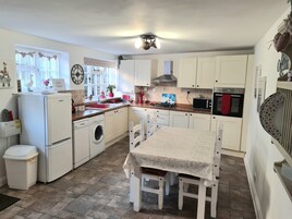 Cottage | Private kitchen | Microwave, stovetop, dishwasher, cookware/dishes/utensils