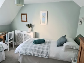 3 bedrooms, individually decorated, individually furnished, free WiFi - The Coach House (Newport)