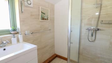 Cottage | Bathroom | Shower