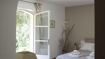 Triple Room, Non Smoking, Ground Floor | Individually furnished, iron/ironing board, free cots/infant beds