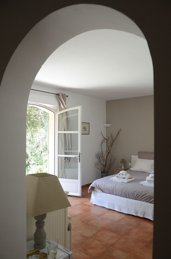 Individually furnished, iron/ironing board, free cots/infant beds - La Bastide De L'aube Chambre d hôtes (Saint-Marc-Jaumegarde)