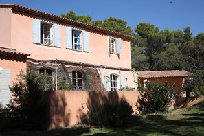 Property grounds - La Bastide De L'aube Chambre d hôtes (Saint-Marc-Jaumegarde)