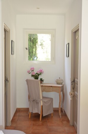 Interior detail - La Bastide De L'aube Chambre d hôtes (Saint-Marc-Jaumegarde)