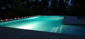 Kauden mukainen ulkouima-allas avoinna 10.00–19.00, aurinkotuoleja