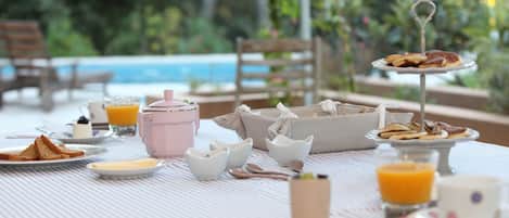 Free daily continental breakfast