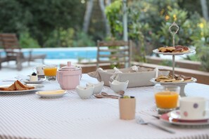 Free daily continental breakfast - La Bastide De L'aube Chambre d hôtes (Saint-Marc-Jaumegarde)