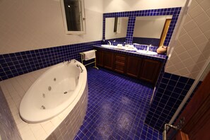 Kolmen hengen huone, tupakointi kielletty, pohjakerroksessa | Kylpyhuone | Erillinen kylpyamme ja suihku, ilmaiset hygieniatuotteet