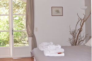 Kolmen hengen huone, tupakointi kielletty, pohjakerroksessa | Yksilöllisesti kalustettu, silitysrauta/-lauta, ilmaiset vauvansängyt