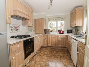 Cottage | Private kitchen | Dishwasher, cookware/dishes/utensils - The Lodge off High Street (Ipswich)