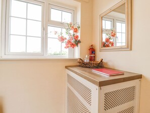 Cottage | Interior - Redwood Cottage (Huntingdon)
