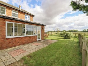 Cottage | Property grounds - Redwood Cottage (Huntingdon)