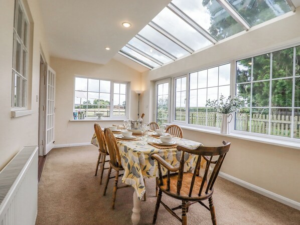 Cottage | Dining - Redwood Cottage (Huntingdon)