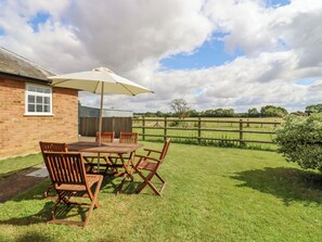 Cottage | Property grounds - Redwood Cottage (Huntingdon)