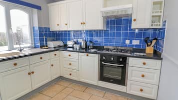 Cottage | Dapur pribadi | Mesin pencuci piring dan peralatan masak/sendok-piring