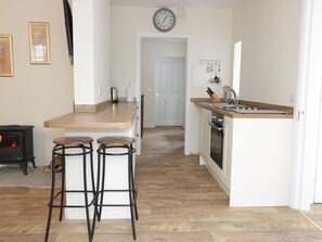 Cottage | Private kitchen - East Lodge (Walkerburn)