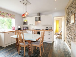 Cottage | Private kitchen | Microwave, stovetop, cookware/dishes/utensils