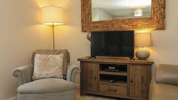 Cottage | Living area | TV