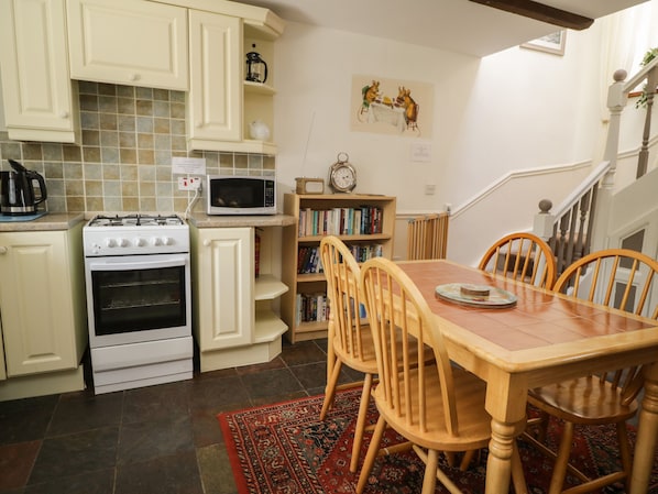Cottage | Private kitchen | Cookware/dishes/utensils