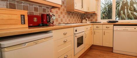 Cottage | Private kitchen | Fridge, microwave, stovetop, dishwasher