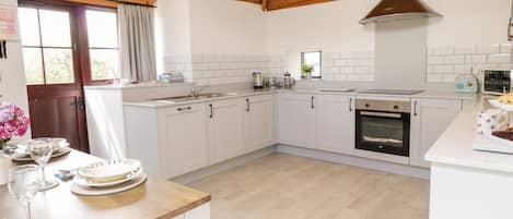 Cottage | Private kitchen | Dishwasher, highchair, cookware/dishes/utensils