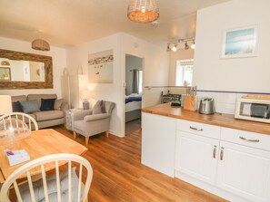 Cottage | Private kitchen | Fridge, microwave, stovetop, cookware/dishes/utensils - Wren Cottage (Ilfracombe)