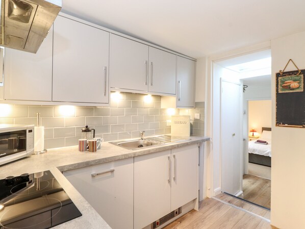 Cottage | Private kitchen | Fridge, microwave, stovetop, dishwasher - Archers (Keswick)