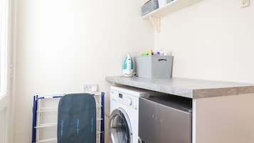 Cottage | Private kitchen | Fridge, microwave, stovetop, dishwasher