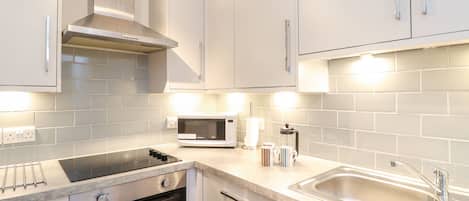 Cottage | Cuisine privée | Réfrigérateur, micro-ondes, plaque de cuisson, lave-vaisselle