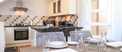 Cottage | Private kitchen | Dishwasher, electric kettle, toaster, high chair