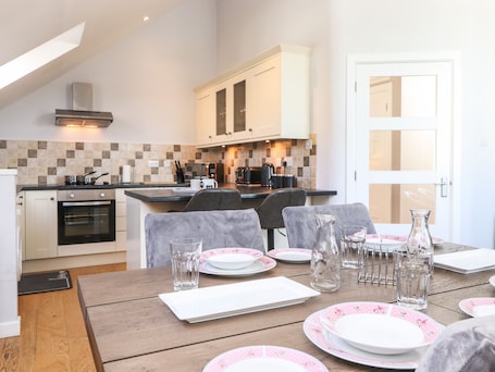Cottage | Private kitchen | Dishwasher, electric kettle, toaster, highchair