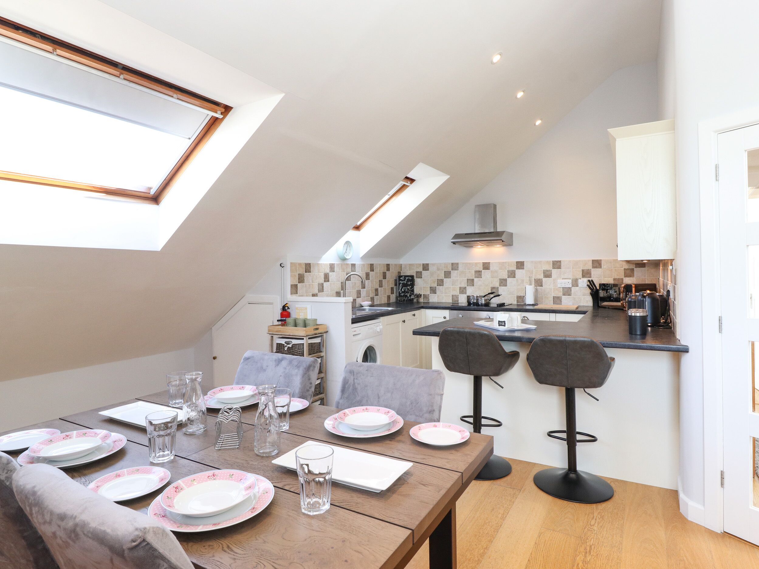 Cottage | Private kitchen | Dishwasher, electric kettle, toaster, high chair