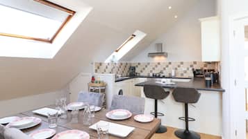Cottage | Private kitchen | Dishwasher, electric kettle, toaster, high chair